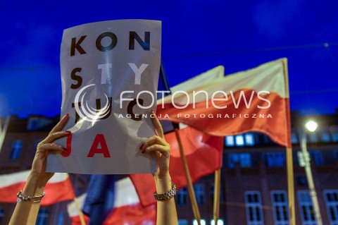  24.07.2018 GDANSK<br />DEMONSTRACJA KOD POD SADEM OKREGOWYM W GDANSKU<br />N/Z TRANSPARENT KONSTYTUCJA FLAGA POLSKI<br /> 