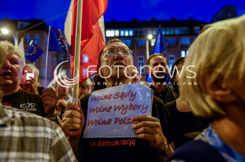  24.07.2018 GDANSK<br />DEMONSTRACJA KOD POD SADEM OKREGOWYM W GDANSKU<br />N/Z MANIFESTUJACY MEZCZYZNA Z TRANSPARENTEM WOLNE SADY WOLNE WYBORY WOLNA POLSKA<br /> 