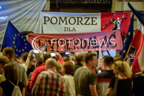  24.07.2018 GDANSK<br />DEMONSTRACJA KOD POD SADEM OKREGOWYM W GDANSKU<br />N/Z MANIFESTUJACY Z TRANSPARENTEM WYPIERDALAC<br /> 
