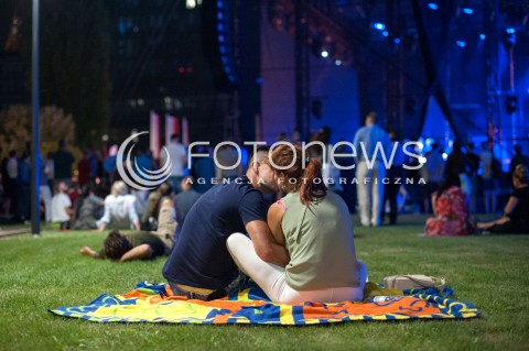  27.07.2018 WARSZAWA<br />FOGG PIESNIARZ WARSZAWY KONCERT W MUZEUM POWSTANIA WARSZAWSKIEGO<br />N/Z ZAKOCHANI SLUCHAJACY KONCERTU<br /> 