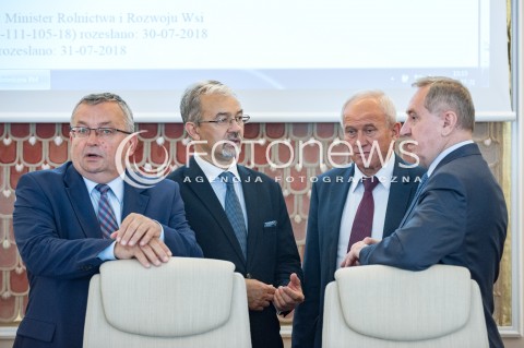  31.07.2018 WARSZAWA<br />POSIEDZENIE RADY MINISTROW<br />N/Z ANDRZEJ ADAMCZYK JERZY KWIECINSKI KRZYSZTOF TCHORZEWSKI HENRYK KOWALCZYK<br /> 