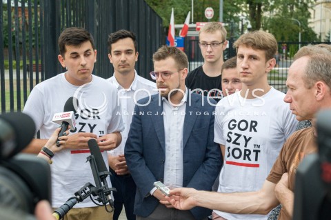  31.07.2018 WARSZAWA<br />KONFERENCJA MLODZIEZOWEK PARTII OPOZYCYJNYCH POLICYJNA INWIGILACJA PODCZAS LIPCOWYCH PROTESTOW PRZED MINISTERSTWEM SPRAW WEWNETRZNYCH<br />N/Z UCZESTNICY WYDARZENIA<br /> 