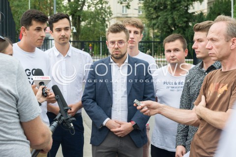  31.07.2018 WARSZAWA<br />KONFERENCJA MLODZIEZOWEK PARTII OPOZYCYJNYCH POLICYJNA INWIGILACJA PODCZAS LIPCOWYCH PROTESTOW PRZED MINISTERSTWEM SPRAW WEWNETRZNYCH<br />N/Z UCZESTNICY WYDARZENIA<br /> 