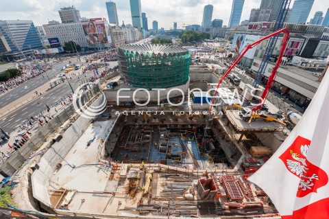  01.08.2018 WARSZAWA<br />GODZINA W ROCZNICA POWSTANIA WARSZAWSKIEGO NA RONDZIE DMOWSKIEGO<br />N/Z ROTUNDA PKO TEREN BUDOWY FLAGA BANDERA<br /> 