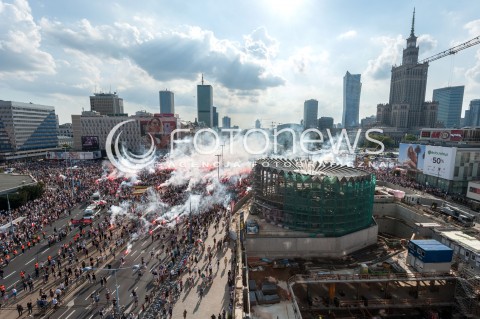 01.08.2018 WARSZAWA<br />GODZINA W ROCZNICA POWSTANIA WARSZAWSKIEGO NA RONDZIE DMOWSKIEGO<br />N/Z UCZESTNICY WYDARZENIA Z FLAGAMI I RACAMI<br /> 