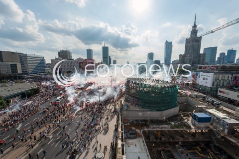  01.08.2018 WARSZAWA<br />GODZINA W ROCZNICA POWSTANIA WARSZAWSKIEGO NA RONDZIE DMOWSKIEGO<br />N/Z UCZESTNICY WYDARZENIA Z FLAGAMI I RACAMI<br /> 