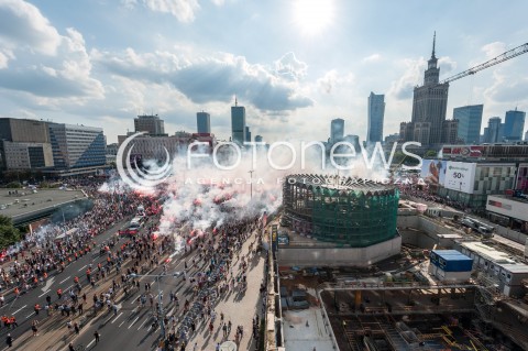  01.08.2018 WARSZAWA<br />GODZINA W ROCZNICA POWSTANIA WARSZAWSKIEGO NA RONDZIE DMOWSKIEGO<br />N/Z UCZESTNICY WYDARZENIA Z FLAGAMI I RACAMI<br /> 