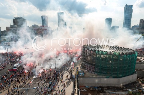  01.08.2018 WARSZAWA<br />GODZINA W ROCZNICA POWSTANIA WARSZAWSKIEGO NA RONDZIE DMOWSKIEGO<br />N/Z UCZESTNICY WYDARZENIA Z FLAGAMI I RACAMI<br /> 