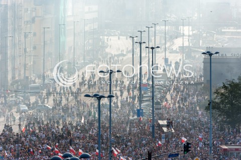  01.08.2018 WARSZAWA<br />GODZINA W ROCZNICA POWSTANIA WARSZAWSKIEGO NA RONDZIE DMOWSKIEGO<br />N/Z UCZESTNICY WYDARZENIA Z FLAGAMI I RACAMI<br /> 