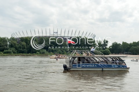  03.08.2018 WARSZAWA<br />REJS Z WARSZAWY DO ZALEWU ZEGRZYNSKIEGO<br />N/Z OKRETY NA RZECE JEDNOSTKI PLYWAJACE PGE STADION NARODOWY BARKI<br /> 