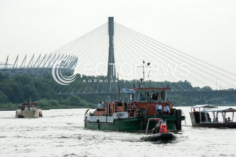  03.08.2018 WARSZAWA<br />REJS Z WARSZAWY DO ZALEWU ZEGRZYNSKIEGO<br />N/Z OKRETY NA RZECE JEDNOSTKI PLYWAJACE NA TLE MOST SWIETOKRZYSKI I PGE STADION NARODOWY<br /> 