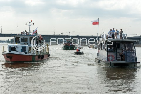 03.08.2018 WARSZAWA<br />REJS Z WARSZAWY DO ZALEWU ZEGRZYNSKIEGO<br />N/Z OKRETY NA RZECE JEDNOSTKI PLYWAJACE<br /> 