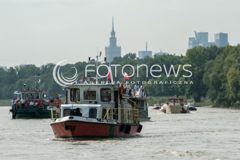  03.08.2018 WARSZAWA<br />REJS Z WARSZAWY DO ZALEWU ZEGRZYNSKIEGO<br />N/Z OKRETY NA RZECE JEDNOSTKI PLYWAJACE STATKI W TLE WIEZOWCE WARSZAWY<br /> 