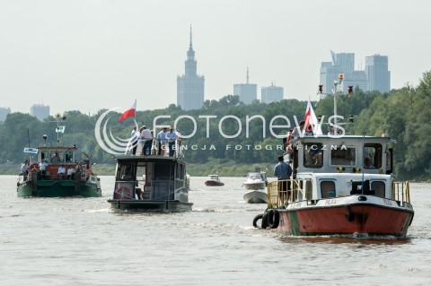  03.08.2018 WARSZAWA<br />REJS Z WARSZAWY DO ZALEWU ZEGRZYNSKIEGO<br />N/Z OKRETY NA RZECE JEDNOSTKI PLYWAJACE STATKI W TLE WIEZOWCE WARSZAWY<br /> 