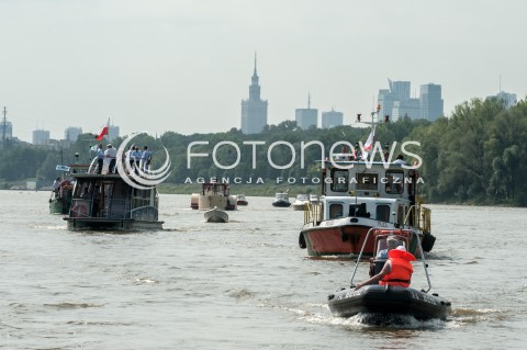  03.08.2018 WARSZAWA<br />REJS Z WARSZAWY DO ZALEWU ZEGRZYNSKIEGO<br />N/Z OKRETY NA RZECE JEDNOSTKI PLYWAJACE STATKI W TLE WIEZOWCE WARSZAWY<br /> 
