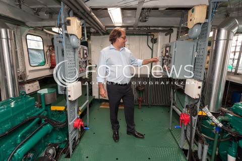  03.08.2018 WARSZAWA<br />REJS Z WARSZAWY DO ZALEWU ZEGRZYNSKIEGO<br />N/Z MAREK GROBARCZYK W MASZYNOWNI<br /> 