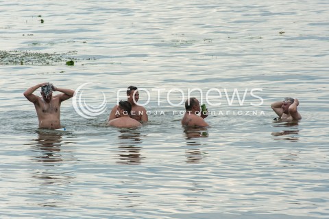  !!! PROSZE O NIE PODPISYWANIE NAZWISKA AUTORA I NAZWY AGENCJI !!!<br />03.08.2018 WARSZAWA<br />REJS Z WARSZAWY DO ZALEWU ZEGRZYNSKIEGO<br />N/Z TURYSCI MYJACY WLOSY I PIJACY PIWO W ZALEWIE<br /> 