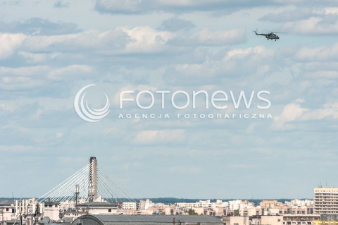  12.08.2018 WARSZAWA<br />
PROBNY PRZELOT SAMOLOTOW NAD WARSZAWA PRZED OBCHODAMI 100-LECIA ODZYSKANIA NIEPODLEGLOSCI <br />
N/Z SMIGLOWIEC HELIKOPTER WOJSKOWY MI-8<br />
 
