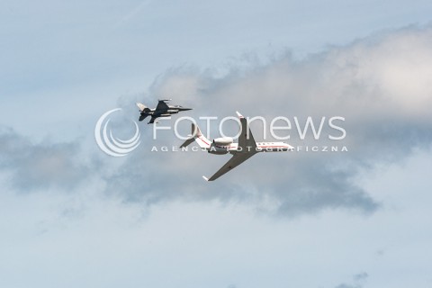 12.08.2018 WARSZAWA<br />
PROBNY PRZELOT SAMOLOTOW NAD WARSZAWA PRZED OBCHODAMI 100-LECIA ODZYSKANIA NIEPODLEGLOSCI <br />
N/Z SAMOLOT F-16 FIGHTING FALCON ORAZ SAMOLOT DO TRANSPORTU VIP GULFSTREAM G550<br />
 