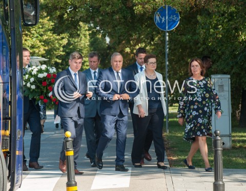  15.08.2018 WARSZAWA<br />ZLOZENIE WIENCOW PRZEZ POLITYKOW PARTII OPOZYCYJNYCH POD POMNIKIEM PILSUDSKIEGO PRZED BELWEDEREM<br />N/Z GRZEGORZ SCHETYNA KATARZYNA LUBNAUER MALGORZATA KIDAWA BLONSKA RAFAL TRZASKOWSKI ANDRZEJ HALICKI JAN GRABIEC<br /> 