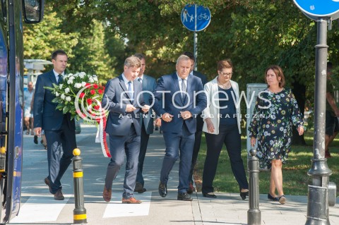  15.08.2018 WARSZAWA<br />ZLOZENIE WIENCOW PRZEZ POLITYKOW PARTII OPOZYCYJNYCH POD POMNIKIEM PILSUDSKIEGO PRZED BELWEDEREM<br />N/Z GRZEGORZ SCHETYNA KATARZYNA LUBNAUER MALGORZATA KIDAWA BLONSKA RAFAL TRZASKOWSKI ANDRZEJ HALICKI JAN GRABIEC<br /> 