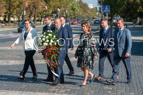  15.08.2018 WARSZAWA<br />ZLOZENIE WIENCOW PRZEZ POLITYKOW PARTII OPOZYCYJNYCH POD POMNIKIEM PILSUDSKIEGO PRZED BELWEDEREM<br />N/Z GRZEGORZ SCHETYNA KATARZYNA LUBNAUER MALGORZATA KIDAWA BLONSKA RAFAL TRZASKOWSKI ANDRZEJ HALICKI JAN GRABIEC<br /> 