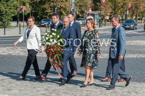  15.08.2018 WARSZAWA<br />ZLOZENIE WIENCOW PRZEZ POLITYKOW PARTII OPOZYCYJNYCH POD POMNIKIEM PILSUDSKIEGO PRZED BELWEDEREM<br />N/Z GRZEGORZ SCHETYNA KATARZYNA LUBNAUER MALGORZATA KIDAWA BLONSKA RAFAL TRZASKOWSKI ANDRZEJ HALICKI JAN GRABIEC<br /> 