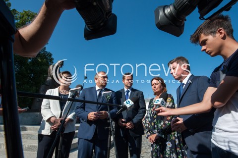  15.08.2018 WARSZAWA<br />ZLOZENIE WIENCOW PRZEZ POLITYKOW PARTII OPOZYCYJNYCH POD POMNIKIEM PILSUDSKIEGO PRZED BELWEDEREM<br />N/Z GRZEGORZ SCHETYNA KATARZYNA LUBNAUER MALGORZATA KIDAWA BLONSKA RAFAL TRZASKOWSKI JAN GRABIEC<br /> 