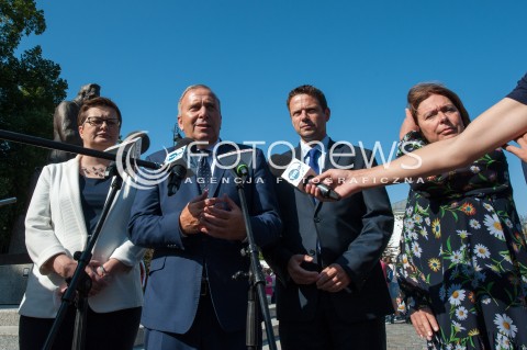  15.08.2018 WARSZAWA<br />ZLOZENIE WIENCOW PRZEZ POLITYKOW PARTII OPOZYCYJNYCH POD POMNIKIEM PILSUDSKIEGO PRZED BELWEDEREM<br />N/Z GRZEGORZ SCHETYNA KATARZYNA LUBNAUER MALGORZATA KIDAWA BLONSKA RAFAL TRZASKOWSKI <br /> 