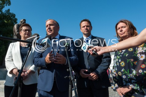  15.08.2018 WARSZAWA<br />ZLOZENIE WIENCOW PRZEZ POLITYKOW PARTII OPOZYCYJNYCH POD POMNIKIEM PILSUDSKIEGO PRZED BELWEDEREM<br />N/Z GRZEGORZ SCHETYNA KATARZYNA LUBNAUER MALGORZATA KIDAWA BLONSKA RAFAL TRZASKOWSKI <br /> 