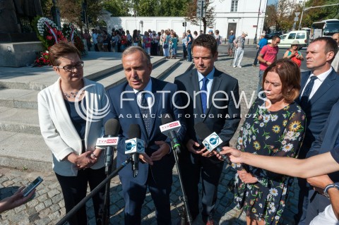  15.08.2018 WARSZAWA<br />ZLOZENIE WIENCOW PRZEZ POLITYKOW PARTII OPOZYCYJNYCH POD POMNIKIEM PILSUDSKIEGO PRZED BELWEDEREM<br />N/Z GRZEGORZ SCHETYNA KATARZYNA LUBNAUER MALGORZATA KIDAWA BLONSKA RAFAL TRZASKOWSKI <br /> 