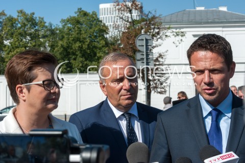  15.08.2018 WARSZAWA<br />ZLOZENIE WIENCOW PRZEZ POLITYKOW PARTII OPOZYCYJNYCH POD POMNIKIEM PILSUDSKIEGO PRZED BELWEDEREM<br />N/Z GRZEGORZ SCHETYNA KATARZYNA LUBNAUER RAFAL TRZASKOWSKI<br /> 