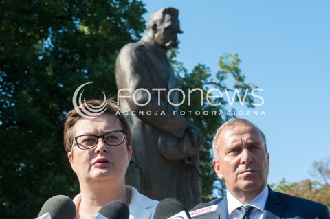 15.08.2018 WARSZAWA<br />ZLOZENIE WIENCOW PRZEZ POLITYKOW PARTII OPOZYCYJNYCH POD POMNIKIEM PILSUDSKIEGO PRZED BELWEDEREM<br />N/Z GRZEGORZ SCHETYNA KATARZYNA LUBNAUER<br /> 