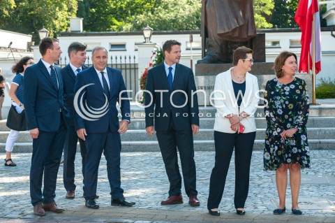  15.08.2018 WARSZAWA<br />ZLOZENIE WIENCOW PRZEZ POLITYKOW PARTII OPOZYCYJNYCH POD POMNIKIEM PILSUDSKIEGO PRZED BELWEDEREM<br />N/Z GRZEGORZ SCHETYNA KATARZYNA LUBNAUER MALGORZATA KIDAWA BLONSKA RAFAL TRZASKOWSKI JAN GRABIEC<br /> 