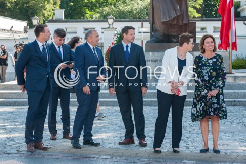  15.08.2018 WARSZAWA<br />ZLOZENIE WIENCOW PRZEZ POLITYKOW PARTII OPOZYCYJNYCH POD POMNIKIEM PILSUDSKIEGO PRZED BELWEDEREM<br />N/Z GRZEGORZ SCHETYNA KATARZYNA LUBNAUER MALGORZATA KIDAWA BLONSKA RAFAL TRZASKOWSKI JAN GRABIEC<br /> 