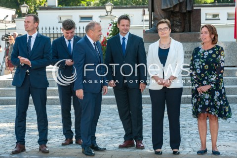  15.08.2018 WARSZAWA<br />ZLOZENIE WIENCOW PRZEZ POLITYKOW PARTII OPOZYCYJNYCH POD POMNIKIEM PILSUDSKIEGO PRZED BELWEDEREM<br />N/Z GRZEGORZ SCHETYNA KATARZYNA LUBNAUER MALGORZATA KIDAWA BLONSKA RAFAL TRZASKOWSKI JAN GRABIEC<br /> 