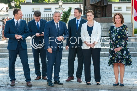 Złożenie wieńców przez polityków partii opozycyjnych w Warszawie