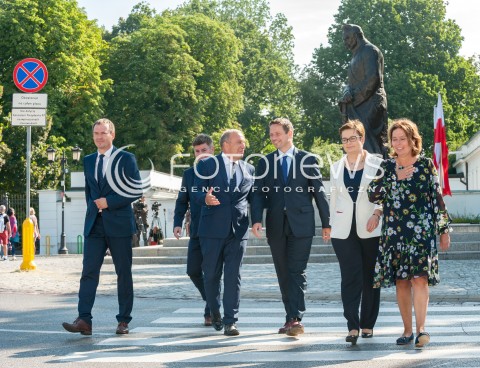  15.08.2018 WARSZAWA<br />ZLOZENIE WIENCOW PRZEZ POLITYKOW PARTII OPOZYCYJNYCH POD POMNIKIEM PILSUDSKIEGO PRZED BELWEDEREM<br />N/Z GRZEGORZ SCHETYNA KATARZYNA LUBNAUER MALGORZATA KIDAWA BLONSKA RAFAL TRZASKOWSKI JAN GRABIEC<br /> 