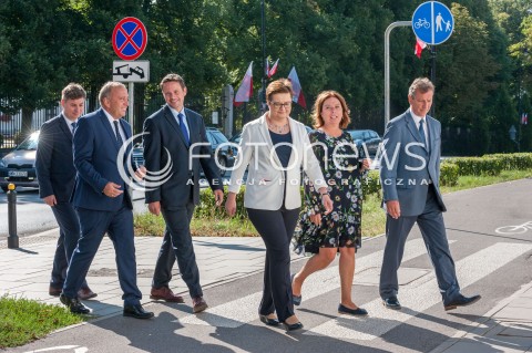  15.08.2018 WARSZAWA<br />ZLOZENIE WIENCOW PRZEZ POLITYKOW PARTII OPOZYCYJNYCH POD POMNIKIEM PILSUDSKIEGO PRZED BELWEDEREM<br />N/Z GRZEGORZ SCHETYNA KATARZYNA LUBNAUER MALGORZATA KIDAWA BLONSKA RAFAL TRZASKOWSKI ANDRZEJ HALICKI JAN GRABIEC<br /> 