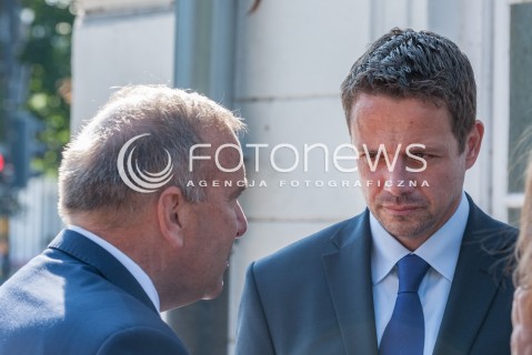  15.08.2018 WARSZAWA<br />ZLOZENIE WIENCOW PRZEZ POLITYKOW PARTII OPOZYCYJNYCH POD POMNIKIEM PILSUDSKIEGO PRZED BELWEDEREM<br />N/Z GRZEGORZ SCHETYNA RAFAL TRZASKOWSKI<br /> 