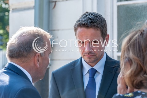  15.08.2018 WARSZAWA<br />ZLOZENIE WIENCOW PRZEZ POLITYKOW PARTII OPOZYCYJNYCH POD POMNIKIEM PILSUDSKIEGO PRZED BELWEDEREM<br />N/Z GRZEGORZ SCHETYNA RAFAL TRZASKOWSKI<br /> 