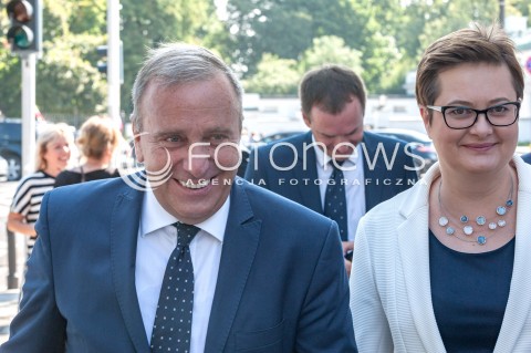  15.08.2018 WARSZAWA<br />ZLOZENIE WIENCOW PRZEZ POLITYKOW PARTII OPOZYCYJNYCH POD POMNIKIEM PILSUDSKIEGO PRZED BELWEDEREM<br />N/Z GRZEGORZ SCHETYNA KATARZYNA LUBNAUER<br /> 