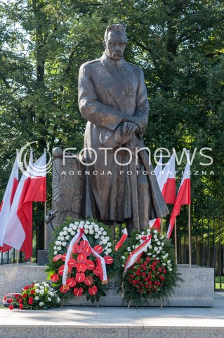  15.08.2018 WARSZAWA<br />ZLOZENIE WIENCOW PRZEZ POLITYKOW PARTII OPOZYCYJNYCH POD POMNIKIEM PILSUDSKIEGO PRZED BELWEDEREM<br />N/Z POMNIK JOZEFA PILSUDSKIEGO Z WIENCAMI<br /> 
