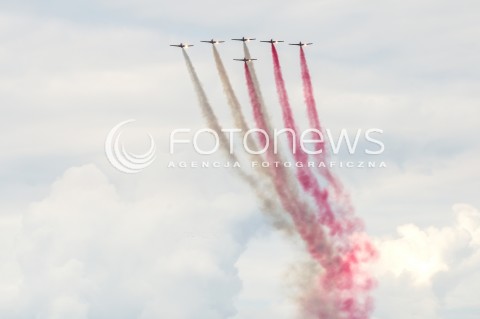  15.08.2018 WARSZAWA<br />DEFILADA Z OKAZJI SWIETA WOJSKA POLSKIEGO W WARSZAWIE<br />N/Z ZESPOL AKROBACYJNY BIALO CZERWONE ISKRY ODRZUTOWIEC TRENINGOWY TS 11 ISKRA<br /> 