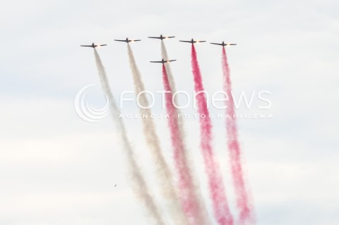  15.08.2018 WARSZAWA<br />DEFILADA Z OKAZJI SWIETA WOJSKA POLSKIEGO W WARSZAWIE<br />N/Z ZESPOL AKROBACYJNY BIALO CZERWONE ISKRY ODRZUTOWIEC TRENINGOWY TS 11 ISKRA<br /> 