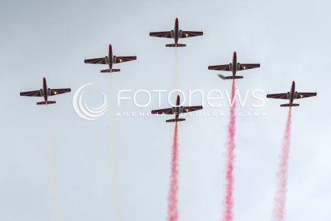  15.08.2018 WARSZAWA<br />DEFILADA Z OKAZJI SWIETA WOJSKA POLSKIEGO W WARSZAWIE<br />N/Z ZESPOL AKROBACYJNY BIALO CZERWONE ISKRY ODRZUTOWIEC TRENINGOWY TS 11 ISKRA<br /> 
