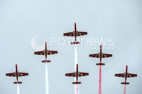  15.08.2018 WARSZAWA<br />DEFILADA Z OKAZJI SWIETA WOJSKA POLSKIEGO W WARSZAWIE<br />N/Z ZESPOL AKROBACYJNY BIALO CZERWONE ISKRY ODRZUTOWIEC TRENINGOWY TS 11 ISKRA<br /> 