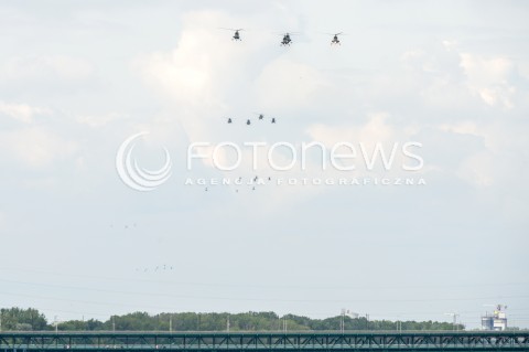  15.08.2018 WARSZAWA<br />DEFILADA Z OKAZJI SWIETA WOJSKA POLSKIEGO W WARSZAWIE<br />N/Z SMIGLOWIEC HELIKOPTER MI-2 <br /> 