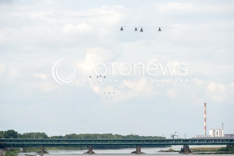  15.08.2018 WARSZAWA<br />DEFILADA Z OKAZJI SWIETA WOJSKA POLSKIEGO W WARSZAWIE<br />N/Z SMIGLOWIEC HELIKOPTER MI-2 <br /> 