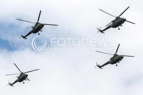  15.08.2018 WARSZAWA<br />DEFILADA Z OKAZJI SWIETA WOJSKA POLSKIEGO W WARSZAWIE<br />N/Z HELIKOPTER SMIGLOWIEC PZL W-3 SOKOL <br /> 